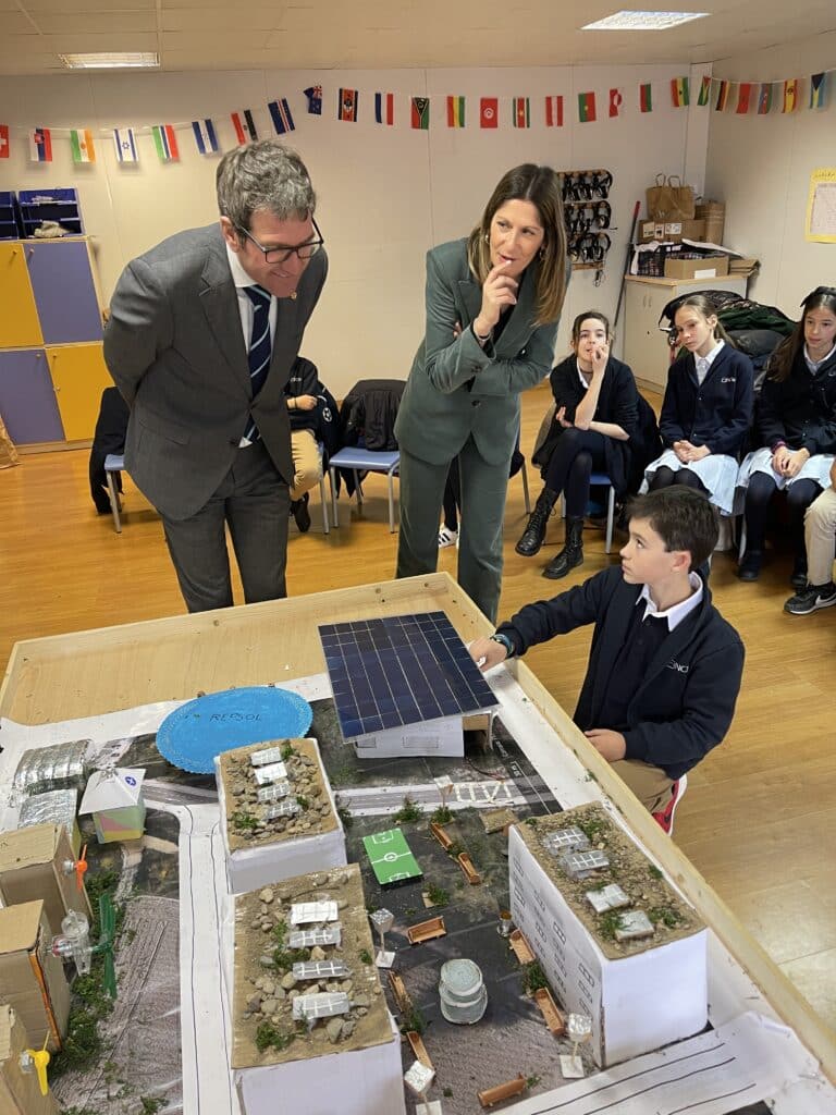 El alcalde de Vitoria conoce nuestro proyecto de energías renovables en 6ºEP